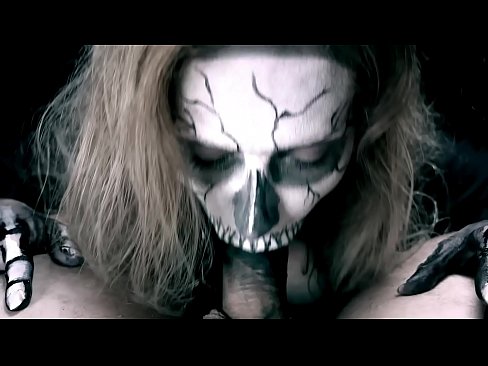❤️ Demon girl zuigt pik met haar zwarte mond en slikt sperma. ❌ Fucking video at us ﹏