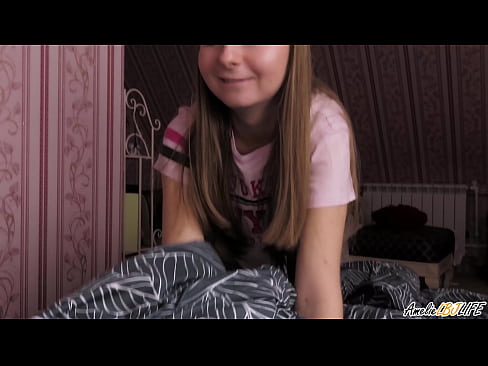 ❤️ Blondie zuigt haar BFF's diep en krijgt Cum in haar mond ❌ Fucking video at us ﹏